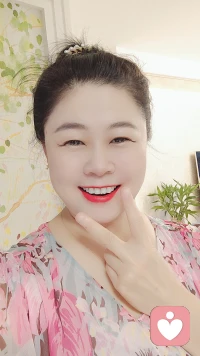 不要在別人面前貶低自己，人生是一個(gè)巨大的修道場(chǎng)，你跟優(yōu)秀的人在一起，你會(huì)越來越優(yōu)秀，你跟自律的人在一起，你會(huì)越來越自律，你如果常常被人夸獎(jiǎng)，你會(huì)越來越自信漂亮，你如果常常被人貶損你會(huì)越來越消沉絕望。
并不要對(duì)每個(gè)人都好，并不是真心就能換來真心，你掏心掏肺的揭開自己的傷疤給他們看，以求獲得別人的好感和同情，都換成別人發(fā)自內(nèi)心的嘲諷，甚至成了那些不懷好意的人中傷你的把柄，因?yàn)楸瘋涂鞓芬粯樱茈y感同身受。過度謙虛只會(huì)讓自己不自信和自我否定，人一定要清晰的認(rèn)識(shí)自已，自已到底想要什么，如果你自己都不認(rèn)可自已，喜歡自已，貶低自己，那別人怎么會(huì)看得起你呢，我們真的不要無意識(shí)的在語(yǔ)境中自我矮化，在他人面前主動(dòng)說自己的缺點(diǎn)，這樣只會(huì)讓自己不自信，和別人相處時(shí)一味地貶低自己，并不會(huì)讓你獲得優(yōu)勢(shì)，相反只會(huì)讓你失去他人的尊重和欣賞你的目光，從今天開始，戒掉一切貶低自己的言語(yǔ)，哪怕自我解圍的自嘲也不要，做一個(gè)真正自信的人，只有自己先喜歡自己，你身上才會(huì)有溫度和光亮，才會(huì)吸引別人喜歡你靠近你。配圖