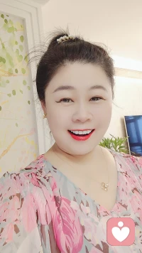 不要在別人面前貶低自己，人生是一個(gè)巨大的修道場(chǎng)，你跟優(yōu)秀的人在一起，你會(huì)越來越優(yōu)秀，你跟自律的人在一起，你會(huì)越來越自律，你如果常常被人夸獎(jiǎng)，你會(huì)越來越自信漂亮，你如果常常被人貶損你會(huì)越來越消沉絕望。
并不要對(duì)每個(gè)人都好，并不是真心就能換來真心，你掏心掏肺的揭開自己的傷疤給他們看，以求獲得別人的好感和同情，都換成別人發(fā)自內(nèi)心的嘲諷，甚至成了那些不懷好意的人中傷你的把柄，因?yàn)楸瘋涂鞓芬粯樱茈y感同身受。過度謙虛只會(huì)讓自己不自信和自我否定，人一定要清晰的認(rèn)識(shí)自已，自已到底想要什么，如果你自己都不認(rèn)可自已，喜歡自已，貶低自己，那別人怎么會(huì)看得起你呢，我們真的不要無意識(shí)的在語(yǔ)境中自我矮化，在他人面前主動(dòng)說自己的缺點(diǎn)，這樣只會(huì)讓自己不自信，和別人相處時(shí)一味地貶低自己，并不會(huì)讓你獲得優(yōu)勢(shì)，相反只會(huì)讓你失去他人的尊重和欣賞你的目光，從今天開始，戒掉一切貶低自己的言語(yǔ)，哪怕自我解圍的自嘲也不要，做一個(gè)真正自信的人，只有自己先喜歡自己，你身上才會(huì)有溫度和光亮，才會(huì)吸引別人喜歡你靠近你。配圖