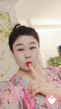 不要在別人面前貶低自己，人生是一個(gè)巨大的修道場(chǎng)，你跟優(yōu)秀的人在一起，你會(huì)越來越優(yōu)秀，你跟自律的人在一起，你會(huì)越來越自律，你如果常常被人夸獎(jiǎng)，你會(huì)越來越自信漂亮，你如果常常被人貶損你會(huì)越來越消沉絕望。
并不要對(duì)每個(gè)人都好，并不是真心就能換來真心，你掏心掏肺的揭開自己的傷疤給他們看，以求獲得別人的好感和同情，都換成別人發(fā)自內(nèi)心的嘲諷，甚至成了那些不懷好意的人中傷你的把柄，因?yàn)楸瘋涂鞓芬粯樱茈y感同身受。過度謙虛只會(huì)讓自己不自信和自我否定，人一定要清晰的認(rèn)識(shí)自已，自已到底想要什么，如果你自己都不認(rèn)可自已，喜歡自已，貶低自己，那別人怎么會(huì)看得起你呢，我們真的不要無意識(shí)的在語(yǔ)境中自我矮化，在他人面前主動(dòng)說自己的缺點(diǎn)，這樣只會(huì)讓自己不自信，和別人相處時(shí)一味地貶低自己，并不會(huì)讓你獲得優(yōu)勢(shì)，相反只會(huì)讓你失去他人的尊重和欣賞你的目光，從今天開始，戒掉一切貶低自己的言語(yǔ)，哪怕自我解圍的自嘲也不要，做一個(gè)真正自信的人，只有自己先喜歡自己，你身上才會(huì)有溫度和光亮，才會(huì)吸引別人喜歡你靠近你。配圖