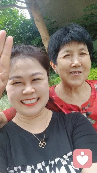 尊養(yǎng)父母是中國傳統(tǒng)美德，尊養(yǎng)父母是我們的責任，對待父母的態(tài)度，會決定一個家庭的命運，俗話說“家有一老如有一寶”。
平常沒事多給父母打打電話，和他們聊聊生活日常，經(jīng)常給他們買點生活必須品，有時間多陪伴父母，父母老了很多事情不懂，要有耐心煩溫和地對待父母，孩子放了暑假寒假也多帶去父母那里，讓他們享受天倫之樂，良好的家庭和親子關(guān)系，會更加讓人有幸福感。
你養(yǎng)我小，我養(yǎng)你老，父母生養(yǎng)我們不容易，，我們確實應該好好孝敬父母，不要總?cè)ト撬麄兩鷼?，我們要獨立，不讓他們替我們操心?我們一定要對自己的父母好一點，一定是特別的緣份才讓我們成為一家人。配圖