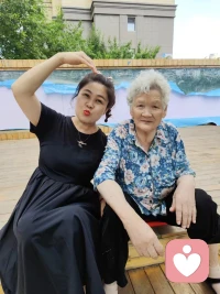 尊養(yǎng)父母是中國傳統(tǒng)美德，尊養(yǎng)父母是我們的責任，對待父母的態(tài)度，會決定一個家庭的命運，俗話說“家有一老如有一寶”。
平常沒事多給父母打打電話，和他們聊聊生活日常，經(jīng)常給他們買點生活必須品，有時間多陪伴父母，父母老了很多事情不懂，要有耐心煩溫和地對待父母，孩子放了暑假寒假也多帶去父母那里，讓他們享受天倫之樂，良好的家庭和親子關(guān)系，會更加讓人有幸福感。
你養(yǎng)我小，我養(yǎng)你老，父母生養(yǎng)我們不容易，，我們確實應該好好孝敬父母，不要總?cè)ト撬麄兩鷼?，我們要獨立，不讓他們替我們操心?我們一定要對自己的父母好一點，一定是特別的緣份才讓我們成為一家人。配圖