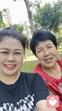 尊養(yǎng)父母是中國傳統(tǒng)美德，尊養(yǎng)父母是我們的責任，對待父母的態(tài)度，會決定一個家庭的命運，俗話說“家有一老如有一寶”。
平常沒事多給父母打打電話，和他們聊聊生活日常，經(jīng)常給他們買點生活必須品，有時間多陪伴父母，父母老了很多事情不懂，要有耐心煩溫和地對待父母，孩子放了暑假寒假也多帶去父母那里，讓他們享受天倫之樂，良好的家庭和親子關(guān)系，會更加讓人有幸福感。
你養(yǎng)我小，我養(yǎng)你老，父母生養(yǎng)我們不容易，，我們確實應該好好孝敬父母，不要總?cè)ト撬麄兩鷼猓覀円毩ⅲ蛔屗麄兲嫖覀儾傩摹?我們一定要對自己的父母好一點，一定是特別的緣份才讓我們成為一家人。配圖