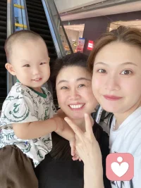 尊養(yǎng)父母是中國傳統(tǒng)美德，尊養(yǎng)父母是我們的責任，對待父母的態(tài)度，會決定一個家庭的命運，俗話說“家有一老如有一寶”。
平常沒事多給父母打打電話，和他們聊聊生活日常，經(jīng)常給他們買點生活必須品，有時間多陪伴父母，父母老了很多事情不懂，要有耐心煩溫和地對待父母，孩子放了暑假寒假也多帶去父母那里，讓他們享受天倫之樂，良好的家庭和親子關(guān)系，會更加讓人有幸福感。
你養(yǎng)我小，我養(yǎng)你老，父母生養(yǎng)我們不容易，，我們確實應該好好孝敬父母，不要總?cè)ト撬麄兩鷼?，我們要獨立，不讓他們替我們操心?我們一定要對自己的父母好一點，一定是特別的緣份才讓我們成為一家人。配圖