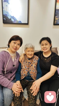 尊養(yǎng)父母是中國傳統(tǒng)美德，尊養(yǎng)父母是我們的責任，對待父母的態(tài)度，會決定一個家庭的命運，俗話說“家有一老如有一寶”。
平常沒事多給父母打打電話，和他們聊聊生活日常，經(jīng)常給他們買點生活必須品，有時間多陪伴父母，父母老了很多事情不懂，要有耐心煩溫和地對待父母，孩子放了暑假寒假也多帶去父母那里，讓他們享受天倫之樂，良好的家庭和親子關(guān)系，會更加讓人有幸福感。
你養(yǎng)我小，我養(yǎng)你老，父母生養(yǎng)我們不容易，，我們確實應該好好孝敬父母，不要總?cè)ト撬麄兩鷼猓覀円毩?，不讓他們替我們操心?我們一定要對自己的父母好一點，一定是特別的緣份才讓我們成為一家人。配圖