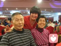 尊養(yǎng)父母是中國傳統(tǒng)美德，尊養(yǎng)父母是我們的責任，對待父母的態(tài)度，會決定一個家庭的命運，俗話說“家有一老如有一寶”。
平常沒事多給父母打打電話，和他們聊聊生活日常，經(jīng)常給他們買點生活必須品，有時間多陪伴父母，父母老了很多事情不懂，要有耐心煩溫和地對待父母，孩子放了暑假寒假也多帶去父母那里，讓他們享受天倫之樂，良好的家庭和親子關(guān)系，會更加讓人有幸福感。
你養(yǎng)我小，我養(yǎng)你老，父母生養(yǎng)我們不容易，，我們確實應該好好孝敬父母，不要總?cè)ト撬麄兩鷼猓覀円毩?，不讓他們替我們操心?我們一定要對自己的父母好一點，一定是特別的緣份才讓我們成為一家人。配圖