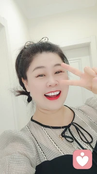 人生的快樂在于我們對(duì)生活的態(tài)度，快樂是自己的事情只要愿意，你可以隨時(shí)調(diào)換手中的遙控器，將心靈的視野調(diào)整到快樂頻道，持續(xù)的快樂來自內(nèi)心深處的精神快樂。我們之所以生活得比較愉快，是因?yàn)槲覀儗W(xué)會(huì)了放大美好，學(xué)會(huì)快樂，即使難過時(shí)，也要微笑著面對(duì)。
在所有表達(dá)祝福的語(yǔ)句中“快樂”應(yīng)該是使用頻率最高的一個(gè)詞，但究竟什么是快樂呢？快樂是一種感受，它是精神層面反映到現(xiàn)實(shí)世界的感受，不能用物質(zhì)來衡量，在絕大多數(shù)情況下，快樂與否，同外部環(huán)境沒有必然聯(lián)系，每一個(gè)人都有一些只屬于自己的東西，沒有必要一味地迎合別人做自己最踏實(shí)。配圖