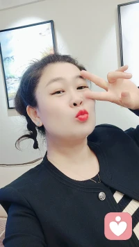 每個(gè)人都渴望走進(jìn)婚姻殿堂，每個(gè)人都希望自己的婚姻幸福圓滿，婚姻的現(xiàn)狀是，人生的另一半如果選錯(cuò)了往后余生，每一步都是錯(cuò)，你會(huì)嘗盡人間苦楚，取舍兩難。
其實(shí)，相貌和財(cái)富都不那么重要，重要的是人品，是責(zé)任和擔(dān)當(dāng)，以及原生家庭刻在骨子里的三觀和教養(yǎng)。所以選擇和誰(shuí)結(jié)婚真的不一樣，有的人進(jìn)入到你生命里會(huì)讓你覺(jué)得人間值得，會(huì)成為你的光，而有的人，會(huì)把你的光都熄滅。結(jié)婚的意義在于我愿意和你締結(jié)盟約來(lái)面對(duì)瑣碎的生活和未知的命運(yùn)，也愿意把不堪的真實(shí)和脆弱的軟肋統(tǒng)統(tǒng)袒露給你，我愿意和你蹉跎歲月，也愿意接受你帶給我的一切，無(wú)論是好是壞，在沖動(dòng)和荷爾蒙消退后，我仍然愿意和你一起面對(duì)未來(lái)，面對(duì)命運(yùn)，一起迎接生活的挑戰(zhàn)，相互支撐，共同承擔(dān)。配圖