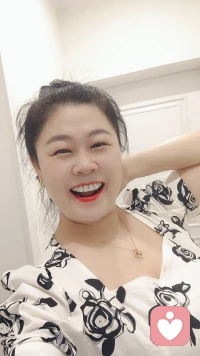 在當下快節奏的生活和工作中，我們常常感到焦慮和壓力，這種情緒會源于工作、學習、人際關系等等方面，每個人都會有焦慮的情緒，焦慮是一種正常的情緒反應，在面對焦慮和壓力時，調整心態是至關重要的，過度的焦慮和壓力源于我們對未來的擔憂和對過去的遺憾，調整心態活在當下是緩解焦慮和壓力的關鍵。我們要意識到過去的事情已經發生無法改變，無論我們如何焦慮和遺憾，都無法改變過去，我們要學會接受過去從中吸取經驗教訓，勇敢地面對未來，不要讓過去的陰影影響我們的現在和未來，要活在當下，我們要把注意力集中在現在，全身心地投入當下的生活，當我們把注意力集中在現在時，我們會發現生活變得更加美好，我們會更加珍惜每一個瞬間，感受到生活的喜悅和幸福，放下對未來的擔憂未來是不確定的，我們用積極的心態和行動來影響未來，控制自己的情緒，活出真正的自己。配圖