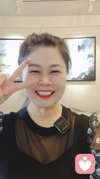 高情商的底色是善良！
真正的高情商，更多是溫暖真誠，是懂得換位思考，是讓人如沐春風(fēng)。善良，才是高情商的底色。
尊重他人，耐心傾聽，是高情商的外在表現(xiàn)，更是一種無聲的善意。一個(gè)真正具備高情商的人，懂得傾聽他人的話語。
善良，是眼里有他人，眼里有他人，是看得見別人的需求，與人方便。
眼里有他人，是看得見別人的脆弱，小心守護(hù)。
真正的高情商，不是用華麗的言語包裝出來的，而是個(gè)人閃光品質(zhì)的自然流露。
善良，是懂得換位思考，懂得換位思考的人，總能在不經(jīng)意間展現(xiàn)出同理心，將心比心，以心換心，讓周圍的人都能感受到被理解和尊重。
高情商的人，心中藏著善良，與之相處，讓人自在愜意、心中歡喜。你釋放的善意，終有一天會(huì)化為暖陽，化作春風(fēng)，照亮他人，也溫暖自己。配圖