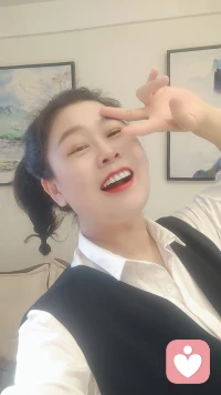 愛人先愛已，謀愛先謀生，學會愛自己，才是終生浪漫的開始，這個世界上最終的結果都是靠我們自己，你想要獲得一個人的心就需要自己也付出，你想要別人平等的對待，那么就需要有底氣，底氣來源于自己，你需要有一份屬于自己的事業，在沒有遇到愛的人之前，先要學會愛自己，你要明白，婚姻無法成為謀生的手段，想要擁有自己想要的生活，必須自立自強自尊自愛，先愛人再愛已先謀生再謀笑，任何成功靠自己努力爭取。配圖