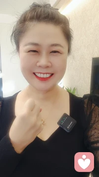 你不需要羡慕比你年轻的女孩，你要非常自信和笃定的做自已，女人最值钱的不是你的年龄而是你的气质，气质在走到哪儿别人都会对你喜爱有加，你又何必在乎那个关于自身的数字呢！[太阳]配图