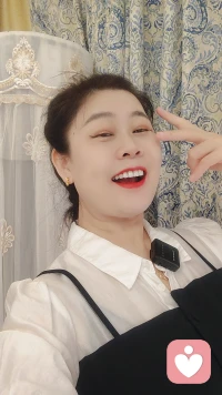 人到中年最好的状态，低配你的生活，高配你的灵魂，
年龄只是一个符号，它只是一串数字而已，
把生活调到你最喜欢的频道，
每天都藏着不可复制的美好，
加强自身修养和内涵，清晰无畏，沉默纯粹，活得是自己，就是对生命最好的馈赠，活到老快乐到老！配图