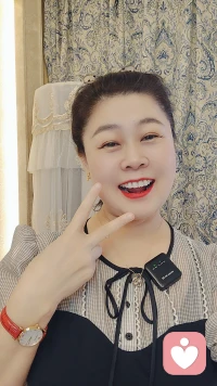 生命最好的状态，从五十岁开始，用五十年经历总结，开启生命新旅程，愿意改变，付出行动，随时间老去的只是你的容颜而已，不管什么时候开始都不晚，体验当下，不要活在别人的眼里丢失了自己，人生苦短，请不要欠自己一个极简但又成熟的心灵。
五十岁，才是生命绽放的刚刚开始，在自己的时间里，加入自己生命的体验，只要一路充满风采，只要决定了，每一天都是真正的开始，找到自己才是生命的开始，灵魂深处，充满智慧和爱，作为一个女人，不管什么年龄都要有一颗少女的心学会自己欣赏自己，心情好比什么都好，忘记一切不好的事和乐观的人相伴，跟真诚的人相交，与智慧的人共进，摒弃所有负面的人和事，你会发现人生满是阳光和希望，余生与优秀的人同行，你会发现越来越幸福！配图