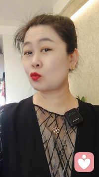 亲爱的中年少女，你知道人生有一条捷径就是打扮自己，无论你多大年纪都不要放弃形象管理，你可以不穿名贵衣服不带金银首饰，但是一定要打扮的得体优雅落落大方，脸上仰着自信的微笑，心中装着美好和善良，中年少女就是要皮囊和灵魂都好看，人生可以有霉运但是绝对不能有霉像，所以无论你身处在人生的巅峰，还是暂时的低谷都不要放弃个人的形象。配图