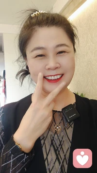 亲爱的中年少女，你知道人生有一条捷径就是打扮自己，无论你多大年纪都不要放弃形象管理，你可以不穿名贵衣服不带金银首饰，但是一定要打扮的得体优雅落落大方，脸上仰着自信的微笑，心中装着美好和善良，中年少女就是要皮囊和灵魂都好看，人生可以有霉运但是绝对不能有霉像，所以无论你身处在人生的巅峰，还是暂时的低谷都不要放弃个人的形象。配图