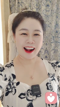 亲爱的中年少女，你知道人生有一条捷径就是打扮自己，无论你多大年纪都不要放弃形象管理，你可以不穿名贵衣服不带金银首饰，但是一定要打扮的得体优雅落落大方，脸上仰着自信的微笑，心中装着美好和善良，中年少女就是要皮囊和灵魂都好看，人生可以有霉运但是绝对不能有霉像，所以无论你身处在人生的巅峰，还是暂时的低谷都不要放弃个人的形象。配图