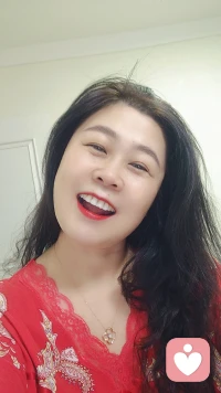 亲爱的中年少女，你知道人生有一条捷径就是打扮自己，无论你多大年纪都不要放弃形象管理，你可以不穿名贵衣服不带金银首饰，但是一定要打扮的得体优雅落落大方，脸上仰着自信的微笑，心中装着美好和善良，中年少女就是要皮囊和灵魂都好看，人生可以有霉运但是绝对不能有霉像，所以无论你身处在人生的巅峰，还是暂时的低谷都不要放弃个人的形象。配图