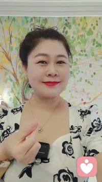 亲爱的中年少女，你知道人生有一条捷径就是打扮自己，无论你多大年纪都不要放弃形象管理，你可以不穿名贵衣服不带金银首饰，但是一定要打扮的得体优雅落落大方，脸上仰着自信的微笑，心中装着美好和善良，中年少女就是要皮囊和灵魂都好看，人生可以有霉运但是绝对不能有霉像，所以无论你身处在人生的巅峰，还是暂时的低谷都不要放弃个人的形象。配图