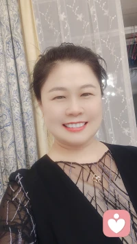 亲爱的中年少女，你知道人生有一条捷径就是打扮自己，无论你多大年纪都不要放弃形象管理，你可以不穿名贵衣服不带金银首饰，但是一定要打扮的得体优雅落落大方，脸上仰着自信的微笑，心中装着美好和善良，中年少女就是要皮囊和灵魂都好看，人生可以有霉运但是绝对不能有霉像，所以无论你身处在人生的巅峰，还是暂时的低谷都不要放弃个人的形象。配图