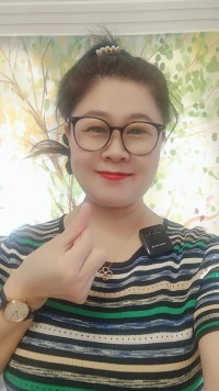 跟谁在一起很重要，有的人就像充电器，聊几句就能让你满血复活，有的人就像榨汁机，会耗电，一句话就能让您少活好几年，你知道为什么有的人连方便面都泡不开吗？是因为拿水的时候他是哪壶不开提哪壶，所以一定要靠近为你充电的那个人，不同频的人在一起就是一种消耗，就连最基本的沟通都是在翻山越岭，记住人到中年了，所有可有可无的东西，一律可无。人际交往，同频才能共振，三观不合，浪费口舌。配图