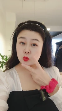 很忙很忙，忙著變美，忙著賺錢，沒有多余的時間去期待沒有意義的人和事，忙著變瘦，忙著養氣質，忙著去遇見那個更優秀的自己，作為女人，把自己過得有價值，就是人生最重要的事，加油！[加油][加油][加油]配圖