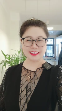 用包容的心看待這個(gè)世界，包容它是一種力量，包容源自于內(nèi)心的平和與智慧，當(dāng)我們以包容的心態(tài)去面對生活中的種種無論是文化的差異、思想的碰撞、性格的週異，都能從中發(fā)現(xiàn)獨(dú)特的價(jià)值和美，這些多樣性和差異化，讓這個(gè)世界充滿了無限的可能性和創(chuàng)造力，包容讓我們學(xué)會了尊重，包容促進(jìn)溝通和理解，包容激發(fā)了創(chuàng)新和創(chuàng)造，用包容的心態(tài)去感知世界的美好，用智慧和勇氣創(chuàng)造更加和諧美好的未來。配圖