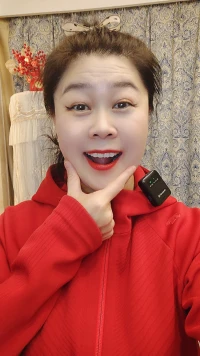 快樂的人沒有過去，
不快樂的人活在過去，
勿在別人心中修行自己，
勿在自己心中強(qiáng)求別人，
如果找不到方向，
就多看看鏡子里的自己,
多看看窗子外的世界。配圖