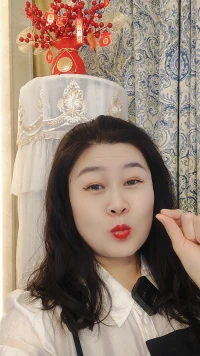 你不需要讓每個人都喜歡你，更不需要去迎合所有人。
因為靠迎合得來的關系，往往不會長久。
真正值得交往的人是因為大家都有共同的價值觀和興趣而互相吸引，一個人只有先懂得尊重自己的感受，誠實地面對自己，世界才會給予你更多的理解、尊重和愛。配圖