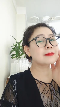 中年少女保持單純也不一定吃虧，這種單純并不是傻，而是歷經了世事的純粹，她已經走過人生的低谷期，她有洞察世事和識別人心的能力，在她身上兼具溫柔和霸氣，她可以溫柔真誠的對待相遇的每一個人，但也具備隨時翻臉的勇氣和霸氣，所以最終配得上她的是福氣、是運氣、是一切美好的結局。配圖