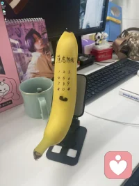 對(duì)你周?chē)呢?fù)能量的人 最好的是試著轉(zhuǎn)化他們，
如果做不到也不想和他們?cè)谝黄穑驮囍x開(kāi)。
如果有沒(méi)辦法離開(kāi)，就別把他們的話當(dāng)真，當(dāng)成鳥(niǎo)叫一樣，別為這個(gè)聲音賦予任何意義。配圖