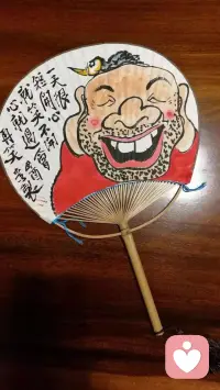 快乐是一种精神状态。
痛苦未必会让人不快乐。
没有任何事情会让大师不快乐。
没有任何事情会让神不快乐。
当你明白这一点，你将会像神一样。
你将会掌握生活的秘密，
你的整个实在将会发生变化。
你是自己的大师，你是自己的神。
选择快乐或不快乐，你说了算。

一天很短，开心就笑，
不开心，就过会儿再笑配图
