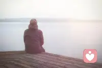 允許一切發生，你將無所畏懼。凡事發生皆有利于我。真正的內心強大不是對抗，而是接受世事無常，允許遺憾。允許愚蠢與短淺的存在，允許別人不喜歡你，允許一切發生后，你將變得柔軟與輕松。生活無非就是見招拆招，你害怕的事如果發生，那也是解脫，會如釋重負，然后找到繼續前行的力量，努力成為更好的自己。配圖