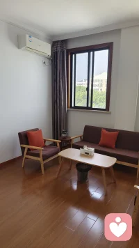 情感咨詢(xún)呀，這可是個(gè)超有溫度的話(huà)題呢！?? 在我看來(lái)呀，情感咨詢(xún)就像是心靈的一劑良藥，能夠幫我們解決那些讓人頭疼的情感困擾。

情感咨詢(xún)其實(shí)就是由專(zhuān)業(yè)的心理咨詢(xún)師或心理醫(yī)生提供的情感支持和指導(dǎo)服務(wù)啦。他們通過(guò)和來(lái)訪(fǎng)者進(jìn)行深入的談話(huà)和互動(dòng)，幫助我們識(shí)別和解決各種情感問(wèn)題，比如戀愛(ài)、婚姻、家庭矛盾啦，還有情緒管理、壓力緩解等等。??

在這個(gè)過(guò)程中呀，咨詢(xún)師們不僅會(huì)給我們提供情感上的支持和安慰，還會(huì)給出超級(jí)實(shí)用的建議和指導(dǎo)哦！他們就像是我們的情感導(dǎo)師一樣，引導(dǎo)我們建立更健康、更積極的情感關(guān)系，讓我們?cè)诿鎸?duì)生活中的挑戰(zhàn)和困難時(shí)更加從容和自信。??
而且呀，情感咨詢(xún)的形式也是多種多樣的呢，可以是一對(duì)一的個(gè)體咨詢(xún)，也可以是夫妻或伴侶咨詢(xún)，甚至還可以是家庭咨詢(xún)哦！這樣就能夠根據(jù)每個(gè)人的不同需求和情況，提供更加個(gè)性化和專(zhuān)業(yè)化的服務(wù)啦。??
所以啊，如果你正被情感問(wèn)題所困擾，不妨去試試情感咨詢(xún)吧！說(shuō)不定會(huì)有意想不到的收獲哦！??配圖