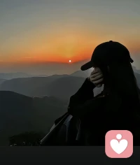 “鳥籠效應”是一個很有意思的規律，人們會在偶然獲得一件原本不需要的物品的基礎上，繼續添加更多與之相關而自己不需要的東西。假如一個人買了一只空鳥籠放在家里，那么一段時間后，他一般會為了用這只籠子再買一只鳥回來養而不會把籠子丟掉，也就是這個人反而被籠子給控制了，成為籠子的俘虜配圖