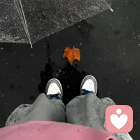 愧疚诱导，也称为“内疚诱导”，是一种通过引发他人的愧疚感来达到某种目的的心理技巧。心理学家认为，愧疚是人类情感的一部分，它帮助我们维持与他人的关系，促进社会和谐。然而，当这种情感被故意引发并利用时，就会变成一种操纵手段。愧疚诱导通常发生在亲密关系中，如家庭、友情和爱情，因为这些关系中更容易引发强烈的情感反应。 配图