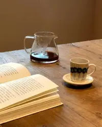低質(zhì)量的社交，
不如高質(zhì)量的獨(dú)處，
惜我者惜之，
嫌我者棄之。
圈子雖小，
干凈就好。配圖