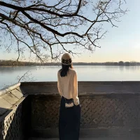 真正能為你撐腰的，
是知識的積累,?
經濟的獨立, 
情緒的穩定,?
生活的掌控,
 和那個堅韌不拔的自己。配圖