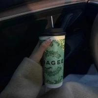 生活可以粗糙，
岁月可以不温柔，
人心也可以凉薄，
但我们不能不爱自己，
取悦自己，爱自己
才是终身浪漫的开始。配图