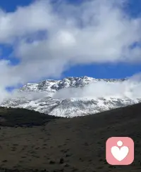 傾聽不僅是聽別人說話，更是理解他們內心的感受。當你全神貫注地聽對方講話時，你傳遞的是尊重與關心。配圖