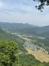 当我们以开放和接纳的态度去面对自己的新经验时，以往用于自动反应的神经联结被暂时阻断了，而新的大脑突触联结得以产生和加强。正念利用大脑的可塑性，对心灵的习惯重新进行了训练，在大脑中开辟了一些新的神经通路。
                               ——神经学家理查徳. 戴维森