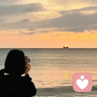 你無(wú)需完美，只需完整

人之所以感到空虛，是因?yàn)檫^度迎合外界拼命討好，卻唯獨(dú)忽視了自己的聲音。

我們?yōu)榱恕吧睢卑炎约阂稽c(diǎn)點(diǎn)交了出去，交給了一刻都不能晚點(diǎn)的社會(huì)時(shí)鐘、交給了無(wú)處不在的他人眼光、交給了永遠(yuǎn)達(dá)不到的完美幻想….

最后只剩下一個(gè)疲憊的、陌生的軀殼。

而解藥，唯有“接納真實(shí)的自己”。

當(dāng)你開始：
把注意力溫柔地收回自己身上，勇敢地選擇自己想要的生活，不再畏懼外界的審視與評(píng)判。

你會(huì)發(fā)現(xiàn)，生命從一場(chǎng)漂浮的表演，終于變回了扎實(shí)的體驗(yàn)。

你，穩(wěn)穩(wěn)地，扎根在了自己的生活里。
