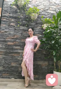 加入動力心理咨詢平臺兩天啦！感受真的很特別，來和大家分享一下。
 
我既是心理咨詢師，如今也在這個平臺擔任傾聽師。這兩種角色雖然有相通之處，但也存在著很大的不同。在以往的心理咨詢工作中，通常是按單接單，有明確的時間段，顧客目標也相對清晰。而在這個平臺做傾聽師，顧客隨時可能打來電話傾訴，他們很多時候并沒有明確的目標，這就要求我主動去尋找話題、挖掘目標，甚至要努力發現他們潛意識的需求。
 
這兩天接觸到的一些顧客比較頹廢，覺得生活無意義、不好玩，只是單純地想找人聊聊。然而，當我試圖和他們聊生活目標、興趣愛好等積極的話題時，卻遭到了抵觸，有的顧客直接掛斷了電話。這讓我深切體會到，及時傾訴與心理咨詢的巨大差距。
 
作為傾聽師，我需要更加敏銳地察覺顧客的需求，并且不能與他們的潛意識或現有意識發生沖突。只有這樣，才能真正給予他們幫助。在這個過程中，我也在不斷學習和成長，努力提升自己的傾聽和引導能力。
 
我期待在未來的日子里，能夠更好地為每一位顧客服務，無論是作為心理咨詢師還是傾聽師，都能陪伴他們走過那些迷茫和困惑的時刻。??
 
#傾聽師感悟 #動力心理咨詢平臺 #傾聽的力量配圖