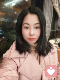 #日常反思#
 
昨天與一位單身男顧客的交流，讓我陷入了深深的思考。起因是相親話題，當談到女方在相親中某些行為以及對家庭責任的看法時，顧客明顯希望我認同他的觀點，打壓女方的觀點。而我雖沒有反駁他，但在分析現在相親女的一些認識時，讓他覺得我在為女方發聲，進而認為我的價值觀有問題。
 
現在反思，我的錯誤或許在于沒有更敏銳地察覺到顧客的真正需求。作為傾聽師，我陷入了糾結，到底應不應該迎合顧客的思想和觀點呢？迎合他固然會讓他心里很爽，聊得痛快，但這真的是正確的做法嗎？
 
我想，傾聽師的職責不應該是無原則地迎合，而是在理解和尊重的基礎上，引導顧客更全面地看待問題。但這次的經歷也讓我明白，在交流中要更好地把握顧客的心理需求，用更恰當的方式表達自己的觀點，避免不必要的誤解和沖突。未來，我會更加努力提升自己的溝通技巧和專業素養，為每一位顧客提供更好的服務。??配圖