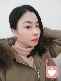 《人的不同表現》
 
人的行為往往呈現出獸性、人性、靈性和神性等不同方面。
 
獸性表現主要是受本能驅動。在生存壓力下，可能展現出強烈的攻擊性和掠奪性，如同動物為爭奪食物和領地而爭斗。比如在資源極度匱乏時，可能會為了滿足自身基本需求不擇手段。同時，獸性也體現在原始欲望的放縱上，如不加節制的性欲、對權力的盲目追逐等。在這種狀態下，缺乏同理心，對他人的痛苦視而不見，只關注自身的利益得失。
 
人性表現則是人類區別于動物的重要特征。人性中包含著豐富的情感，如愛、同情、憐憫等。我們會關心家人、朋友，對他人的遭遇感同身受并伸出援手。人性也體現在道德觀念上，有是非善惡的判斷標準，遵守社會的道德規范，尊重他人的權利和尊嚴。此外，理性思考也是人性的重要體現，能夠運用邏輯思維分析問題、解決問題，追求知識和真理，不斷提升自我。
 
靈性表現更多地涉及到內心的感悟和對超越物質世界的追求。具有靈性的人常常進行自我反思，審視自己的行為和思想，不斷追求內心的成長與安寧。他們對生命有著更深刻的敬畏和感悟，能從自然、藝術等中體會到生命的美好與神奇。同時，靈性的人會感受到與某種更高力量或宇宙的連接，可能通過宗教、哲學、冥想等方式尋找精神寄托，對神秘和未知充滿好奇。
 
神性表現是一種理想化的狀態。神性的人無私奉獻，完全超越自我利益，為了他人、社會乃至全人類的福祉而付出一切。他們具有完美的道德品質，無限的愛、寬容、善良和智慧，成為道德的楷模。在某些情況下，神性的人可能展現出超凡的能力，如預知未來、治愈疾病等，雖然這種表現更多存在于想象中，但代表著人類對至高境界的向往。
 
總之，人是復雜的存在，在不同的情境下可能會展現出獸性、人性、靈性或神性的不同方面。我們應努力克制獸性，發揚人性，提升靈性，雖難以完全達到神性，但可以朝著更高的境界不斷努力。配圖