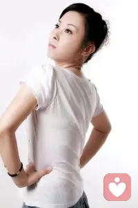 作為一名心理咨詢師，確實需要具備與不同價值觀、不同內(nèi)在特質(zhì)的人交流、共情和互動的能力。
 
首先，理解不同靈魂的多元性是關(guān)鍵。每個人都有獨特的經(jīng)歷、價值觀和內(nèi)在特質(zhì)組合，包括獸性、人性、靈性和神性的不同表現(xiàn)。咨詢師不能以單一的標準去評判或?qū)Υ齺碓L者，而要以開放的心態(tài)去接納和理解他們的復雜性。
 
關(guān)于是否要降下來成為他們的同類，這需要謹慎把握。一方面，適當放下自己的預設和評判，努力去感受來訪者的世界，找到共同的情感連接點，可以幫助建立信任關(guān)系。但這并不意味著完全成為他們的同類，失去專業(yè)的客觀性和引導性。咨詢師需要在理解和共情的基礎上，保持一定的專業(yè)距離，以便能夠清晰地看到問題并提供有價值的引導。
 
獲得信任和喜歡是建立良好咨詢關(guān)系的重要一步，但不能僅僅為了迎合而失去專業(yè)立場。咨詢師的目標是通過真誠的互動和有效的溝通，幫助來訪者認識自己、成長和改變。在這個過程中，可以運用共情的能力，讓來訪者感受到被理解和接納，但同時也要適時地提出挑戰(zhàn)和引導，促使他們朝著更高的靈魂境界發(fā)展。
 
總之，心理咨詢師需要在尊重來訪者獨特性的同時，保持專業(yè)的素養(yǎng)和引導能力，以實現(xiàn)有效的咨詢和幫助。配圖