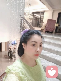 心理咨詢師保持中立和客觀至關重要。
 
在專業素養方面，持續學習和自我反思是關鍵。不斷參加專業培訓、研討會，學習新理論與技術，拓寬知識視野，避免局限于單一觀點，從而更客觀地分析來訪者情況。定期自我反思，回顧咨詢中的表現、情緒反應和決策，及時發現并糾正個人偏見。同時，嚴格遵守職業道德規范，如保密、尊重來訪者權益、避免雙重關系等，建立明確職業邊界，不將個人情感、價值觀或利益帶入咨詢。
 
在咨詢過程中，要注重傾聽與理解。全神貫注傾聽來訪者講述，不打斷、不評判，通過積極傾聽充分了解其觀點、感受和經歷，不急于下結論或給建議。嘗試從來訪者角度理解問題，放下先入之見和預設，更客觀看待其處境。運用恰當提問技巧，如開放式和封閉式問題相結合，獲取準確信息，及時澄清疑問，確保準確理解來訪者意思。避免價值強加，認識到自己與來訪者價值觀可能不同，尊重其選擇和決定，重點是幫助來訪者探索自己的價值觀和決策過程，而非引導其符合咨詢師價值觀。
 
自我管理也不可或缺。學會情緒管理，意識到情緒反應可能影響中立性，當出現強烈情緒時，如憤怒、同情或焦慮，及時覺察并采取措施調節，可通過深呼吸、暫停片刻、自我暗示等方法保持冷靜客觀。提高自我覺察能力，了解自己的偏見、偏好和盲點，通過自我觀察、與同行交流、接受督導等方式實現，對自身文化背景、成長經歷、性格特點有清晰認識，以便在咨詢中更好地識別和避免這些因素對中立性的影響。總之，心理咨詢師通過多方面努力，才能更好地保持中立和客觀，為來訪者提供有效的幫助。配圖