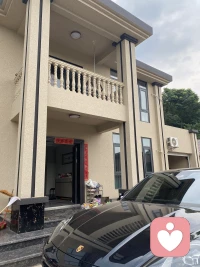 成為本自具足的人可從以下幾方面努力：
 
一、自我認知
花時間獨處反思，了解自己的價值觀、興趣、優缺點，可寫日記輔助，也可借助心理測試但僅作參考。接納自己的不完美，認可成就與進步，不苛責自己。
 
二、心態培養
保持積極樂觀，關注生活美好，每天寫下三件感恩之事，從挫折中找積極面，把困難當成長機會。培養內心平靜，練習冥想、深呼吸或瑜伽等放松技巧，學會放下過去煩惱，專注當下。
 
三、行動實踐
持續學習成長，閱讀書籍、參加培訓、聽講座，拓寬知識面和視野，學習新技能和愛好。與他人交流分享，從不同人身上學習經驗智慧。關愛他人奉獻社會，關心家人朋友，幫助他們解決問題，參與志愿者活動或公益事業，體驗付出的快樂和滿足感。成為本自具足的人是長期過程，要有耐心，相信自己能成長改變。配圖