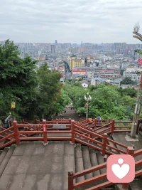 在相親和找對象過程中，防止被騙色至關重要。
 
首先，前期準備要充分。選擇正規渠道認識對象，如正規相親平臺或親友介紹。正規平臺有審核機制，親友介紹相對可靠，而一些不知名社交軟件或網站風險較大。見面之前，要盡可能了解對方基本信息，可通過聊天和查看社交媒體，但需辨別真實性，若信息模糊、矛盾或過于完美則要警惕。
 
見面階段，控制好地點和時間。初次見面選在公共場所，如咖啡館、餐廳、商場等，避免偏僻私密場所，同時控制見面時間，不在夜晚或過長約會。注意言行舉止，觀察對方是否得體，若言語輕佻、行為不端要明確表達不滿并保持距離，不被甜言蜜語迷惑。告知他人行蹤，約會前告知家人或朋友地點、時間和對方信息，定期聯系，也可讓朋友在附近觀察確保安全。
 
深入了解階段，循序漸進發展關系。不要短時間內迅速親密，建立感情需時間，通過了解性格、價值觀等再決定發展。堅決拒絕對方過于親密要求，明確底線。留意異常行為，如對方急切有性需求、頻繁要單獨在私密空間，或同時與多人交往、有可疑行為等。最后要相信直覺，若感覺不對勁或不安，及時采取措施保護自己?？傊?，相親找對象要保持警惕，謹慎對待，保護好自己的身體和感情。配圖