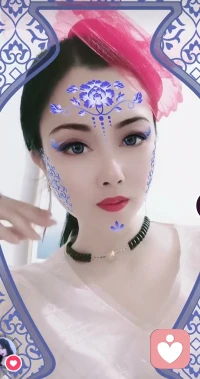 找人生伴侶主要看以下幾方面。
 
首先是品德與價值觀。品德如善良、誠實、有責任心等是關系穩定的基礎，價值觀契合則能避免很多矛盾，包括對家庭、事業、金錢等的態度。
 
其次是性格與脾氣。性格開朗樂觀能帶來正能量，性格的相容或互補需考量，脾氣穩定、善于控制情緒的人更理性。
 
再者是共同興趣愛好。可增加互動交流，豐富生活，即使不同也應尊重支持，給予空間發展個人愛好。
 
還有溝通能力。坦誠表達、傾聽意見、共同解決問題，包括語言表達、理解和共情能力，能站在對方角度思考。
 
家庭背景與成長環境也重要。可了解性格形成與行為模式，考慮文化差異和價值觀差異，避免家庭因素影響關系。
 
經濟狀況與職業規劃要有一定考量。穩定收入和積極前景是一方面，更關鍵是金錢態度和理財觀念一致，共同奮斗。
 
最后是忠誠度與專一性。忠誠的伴侶能給予安全感，可從言行舉止、對異性態度判斷。總之，找人生伴侶需綜合考量，保持理性又相信直覺，花時間耐心了解，找到真正適合的人。配圖