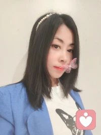 單身美女塑造朋友圈形象可以從以下幾個方面入手。
 
首先，展示積極的生活態度。可以分享自己健身、跑步、瑜伽等運動的照片或感悟，傳達出對健康生活的追求和自律。比如：“今日晨跑，感受著清新的空氣，活力滿滿開啟新的一天。”或者發一些自己參加戶外活動的照片，如登山、露營等，表現出對大自然的熱愛和勇敢探索的精神。
 
其次，展現個人興趣愛好。如果你喜歡閱讀，可以分享一本好書的讀后感，或者拍一張自己沉浸在書海中的照片。如果喜歡繪畫、手工等，就展示自己的作品，讓大家看到你的創造力和藝術氣質。例如：“新完成的一幅畫，滿滿的成就感。”
 
再者，偶爾分享一些有深度的思考和感悟。可以是對生活中一件小事的反思，也可以是對社會熱點問題的看法，但要注意表達的方式，避免過于偏激。這樣能讓別人感受到你的智慧和內涵。
 
在朋友圈中也可以適度展示自己的美麗。但不要過度自拍，而是可以分享一些精心打扮后參加活動的照片，或者不經意間的美麗瞬間。同時，配上簡潔而自信的文字，如：“今天的自己，有點小美好。”
 
美食也是朋友圈的好素材。分享自己烹飪的美食，或者去特色餐廳品嘗美食的經歷，既展示了生活的品質，又讓人覺得你是一個懂得享受生活的人。
 
另外，不要忘記與朋友的互動。可以發一些和朋友們一起聚會、旅行的照片，體現出你的人緣和社交能力。
 
總之，單身美女的朋友圈形象應該是積極、自信、有內涵、熱愛生活的。通過精心打造朋友圈，不僅能讓自己的生活更加豐富多彩，也能吸引到更多志同道合的人。???配圖